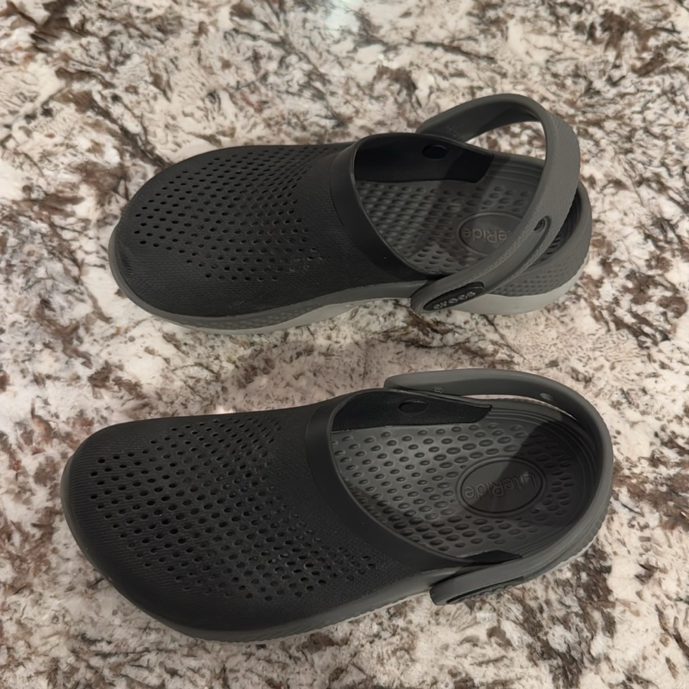 Crocs Kids’ LiteRide Clog, Black/White, 1 Little Boy - Picture 3 of 8